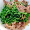 がんばれオヤジ47's cooksnap of when they made オイスターソースだけ！豚バラ肉の豆苗炒め.