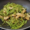 ｸﾏﾘｴ's cooksnap of when they made さつまいもの茎（つる）とアゲの煮物.