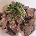 おいしく食べよう！'s cooksnap of when they made 簡単安いな牛肉ステーキ丼.