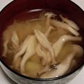 ヨシヨッシー's cooksnap of when they made じゃがいもとしめじの味噌汁.