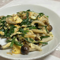 chocoraママ's cooksnap of when they made 簡単♬ ニラ、しめじ、卵の中華炒め.