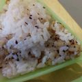 あゆたっくん's cooksnap of when they made 何個でもいけちゃう♪ゆかり昆布おにぎり♪.