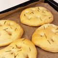 NKTキッチン's cooksnap of when they made 庭のローズマリーでフォカッチャ.
