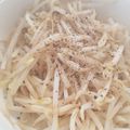 ❦ちぃ❦'s cooksnap of when they made 娘へ。レンジで簡単☆もやしナムル.