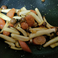 みちゃこmisako's cooksnap of when they made しめじとソーセージのカレー炒め.