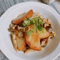 yukarin222's cooksnap of when they made しめじと練り物のバタポン炒め.