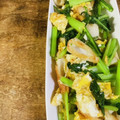 カズ形33's cooksnap of when they made 小松菜と卵のオイマヨ炒め.