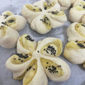 teruminmin's cooksnap of when they made 簡単お花成形２種✿紫いもあんぱん.