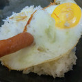 まーく71's cooksnap of when they made 目玉焼きとソーセージの同時焼き.