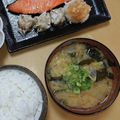 2児ママみきてぃ's cooksnap of when they made 白菜とわかめの味噌汁.