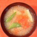 caruga's cooksnap of when they made スナップエンドウとトマトのお味噌汁.