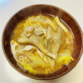 azbjbn's cooksnap of when they made 簡単　朝食　白菜　舞茸　油揚げの　味噌汁.