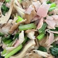 feel872's cooksnap of when they made 小松菜と舞茸とベーコンの簡単炒め.