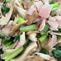 feel872's cooksnap of when they made 小松菜と舞茸とベーコンの簡単炒め.
