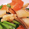 yukoko☆'s cooksnap of when they made イカと小松菜とトマトのカレー炒め.