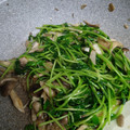 makichaki's cooksnap of when they made 豆苗ときのこのバター醤油炒め.
