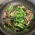 犬飼ってる's cooksnap of when they made 簡単☆小松菜としめじのバター醤油炒め.