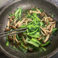 犬飼ってる's cooksnap of when they made 簡単☆小松菜としめじのバター醤油炒め.