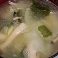 ヨシヨッシー's cooksnap of when they made “しめじ玉葱ねぎワカメ味噌汁”.