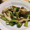 由芽15's cooksnap of when they made ５分で簡単！きのことブロッコリーのソテー.