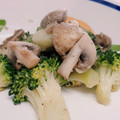 みっくママ's cooksnap of when they made 簡単★マッシュルームとブロッコリーの炒め.