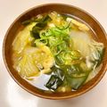 azbjbn's cooksnap of when they made 簡単朝食 白菜とワカメ 油揚げのお味噌汁.