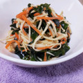 ponnko's cooksnap of when they made エノキとわかめのゴマドレサラダ.