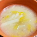 お塩と砂糖's cooksnap of when they made 千切りジャガ芋とカラーピーマンのお味噌汁.