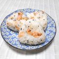 ＠迷子＠'s cooksnap of when they made 鮭とごま塩のおにぎり.