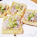 ちぃちゃん31513's cooksnap of when they made 【おうち居酒屋】しらすとねぎの油揚げピザ.