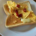 まーく71's cooksnap of when they made にこちゃんチーズオムレツトースト.