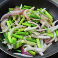 ｸﾏﾘｴ's cooksnap of when they made 自家製のニンニクの芽と新玉ねぎの炒め物.
