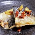 ☆GSSQHY☆'s cooksnap of when they made 皮がパリパリ~塩さばにんにくソテー.