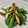 大魔女's cooksnap of when they made 簡単！きぬさやと椎茸のバター醤油炒め.
