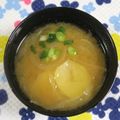 mmameco's cooksnap of when they made 定番！玉葱とじゃがいもの味噌汁.