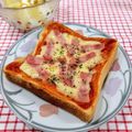 在宅勤務のおじさん's cooksnap of when they made 朝食ランチトーストに♪おうちピザトースト.