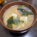 ラクラクダ's cooksnap of when they made 玉葱とわかめとお揚げの味噌汁.