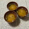 yesmama's cooksnap of when they made 切ってね♪もやしのみそ汁.