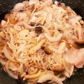 すいーーてぃーー's cooksnap of when they made 煮込むだけ！簡単絶品豚すききのこ丼.