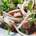 ぬこなこ's cooksnap of when they made 舞茸とソーセージとモヤシの炒め物.