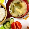 クックＦ8ＪＷ40☆'s cooksnap of when they made 玉ねぎとしめじとワカメの味噌汁.