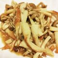 ヤスコ♪'s cooksnap of when they made しめじと練り物のバタポン炒め.