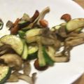 さおりん@料理特訓中's cooksnap of when they made ズッキーニと舞茸のガーリック炒め.