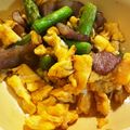 やみーの自炊記録's cooksnap of when they made 蘆筍炒豬油渣（アスパラと豚脂身の炒め物）.