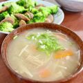 Superlittleboo's cooksnap of when they made キャベツ 油揚げ 人参 榎のお味噌汁.