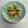 ゆりYO船長's cooksnap of when they made 鮭のムニエルとレタスと椎茸のソース.