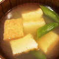 お塩と砂糖's cooksnap of when they made 厚揚げとスナップえんどうの味噌汁.