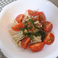 スタイリッシュママ's cooksnap of when they made えのきとトマトの梅しそ和え.