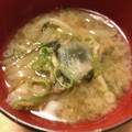 かずくん☆'s cooksnap of when they made 玉ねぎとしめじとワカメの味噌汁.