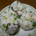 vabochan's cooksnap of when they made 揚げ玉・塩昆布おにぎり　.